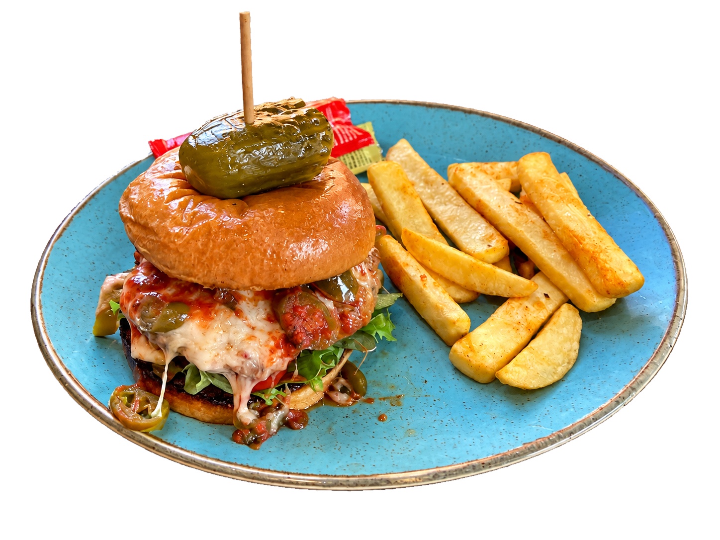 Originalgericht von La Serre: Burger mit Pommes auf einem türkisfarbenen Teller
