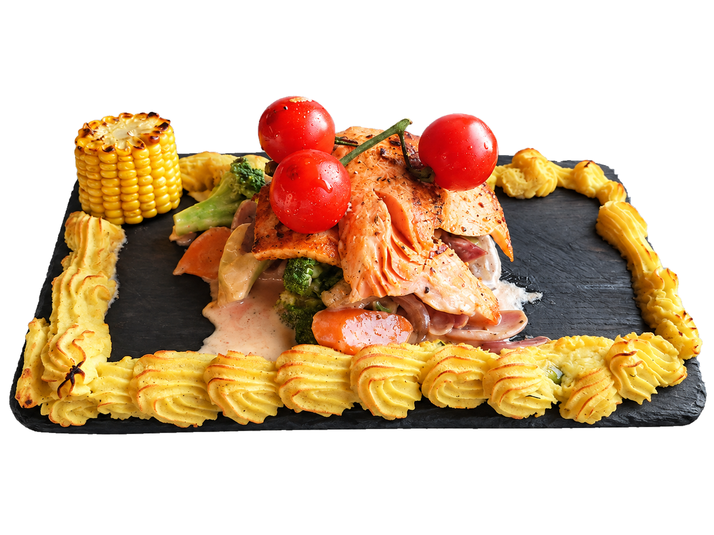 Originalgericht von La Serre: Lachs, Gemüse, Tomaten, Mais und Kartoffelgarnitur auf einer Schieferplatte