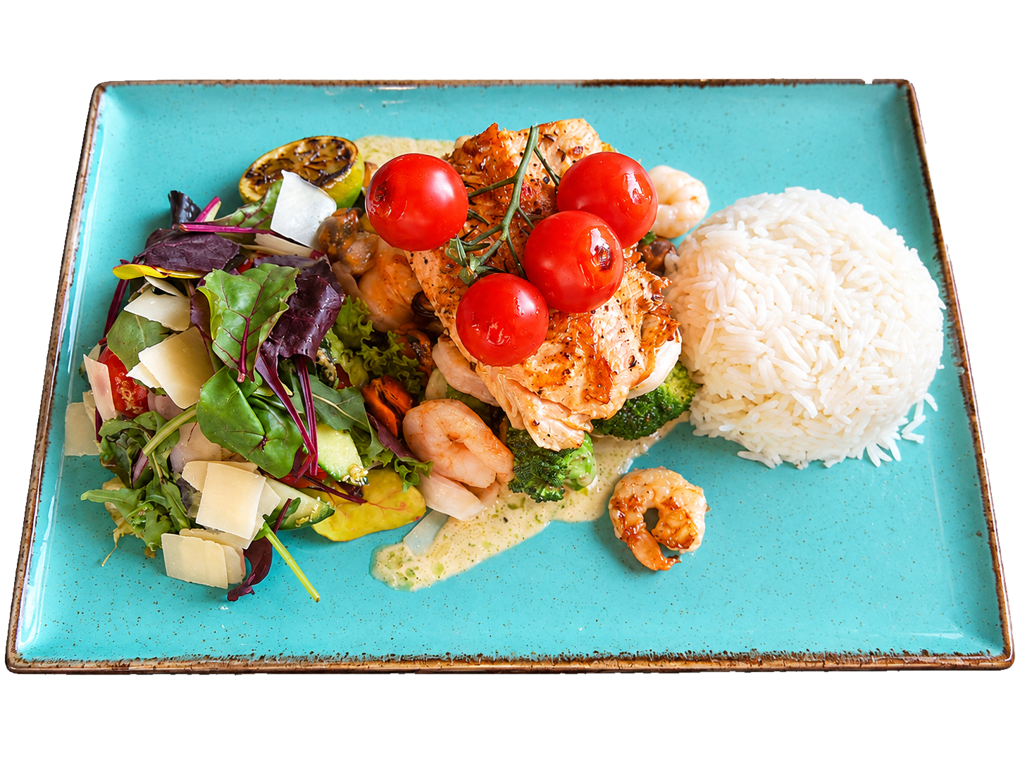 Originalgericht von La Serre: Lachs und Garnelen mit Gemüse, Reis und Salat auf einem eckigen Teller