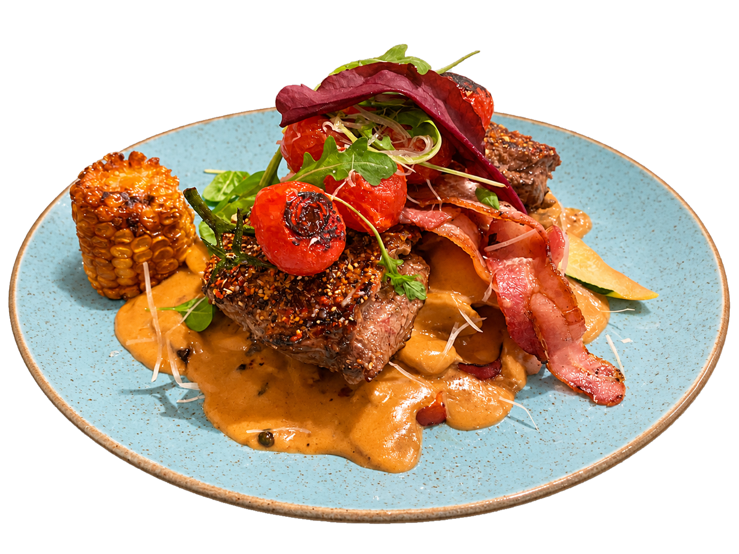 Originalgericht von La Serre: Fleisch mit Sauce, Gemüse, Speck und Mais auf einem runden Teller